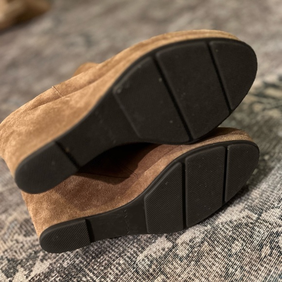Via Spiga Wedge Suede Boots for Women for sale | eBay Via Spiga suede wedge ankle bootie in brown/tan 7.5